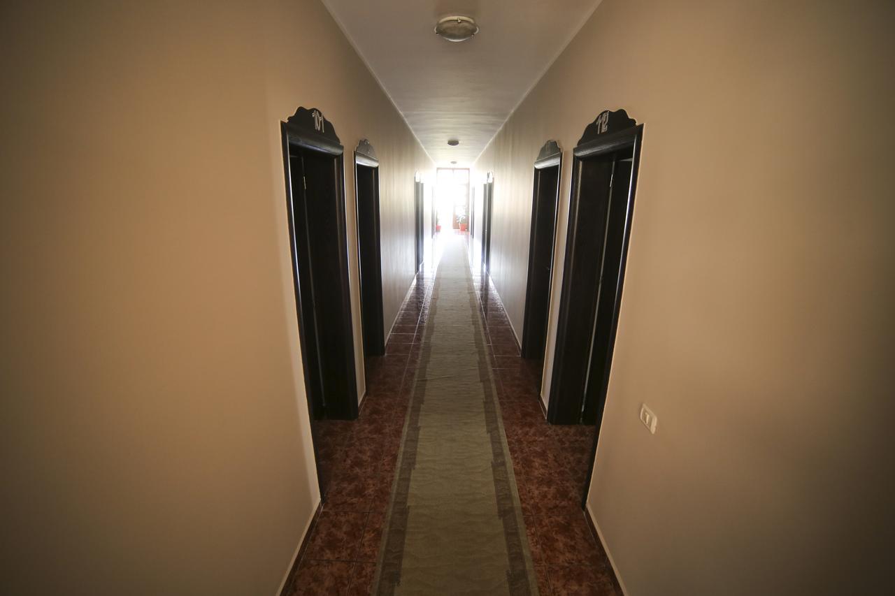 Hotel Arberia Tirana Exterior foto